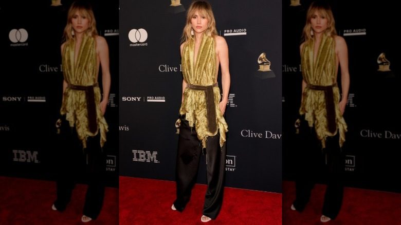 Suki Waterhouse pose lors d'une soirée pré-Grammy