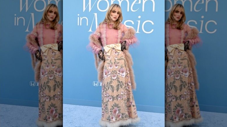Suki Waterhouse pose sur le tapis bleu lors d'une remise de prix