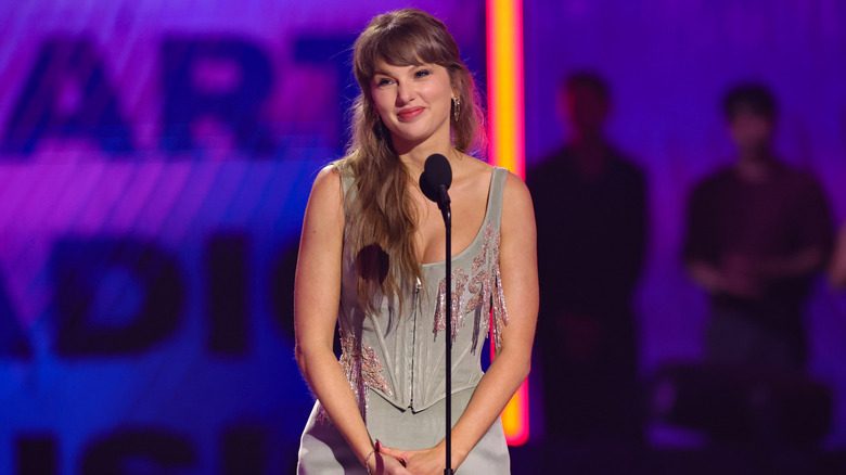 Taylor Swift dans un haut corset et une jupe verts