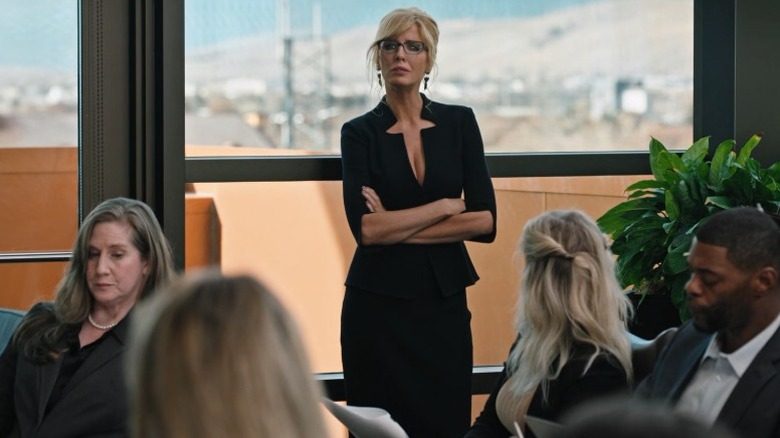 Beth Dutton en réunion à Yellowstone