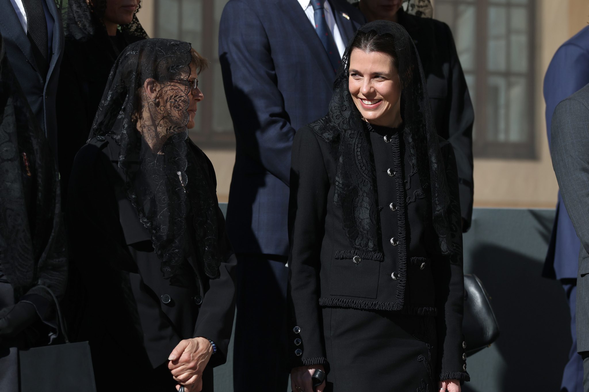 Carlota Casiraghi en costume et mantille Chanel.
