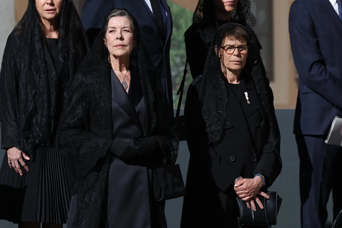 Pourquoi Charlène et la reine Letizia peuvent-elles porter du blanc avant que le pape Léon XIV et Caroline de Monaco ne le puissent ?