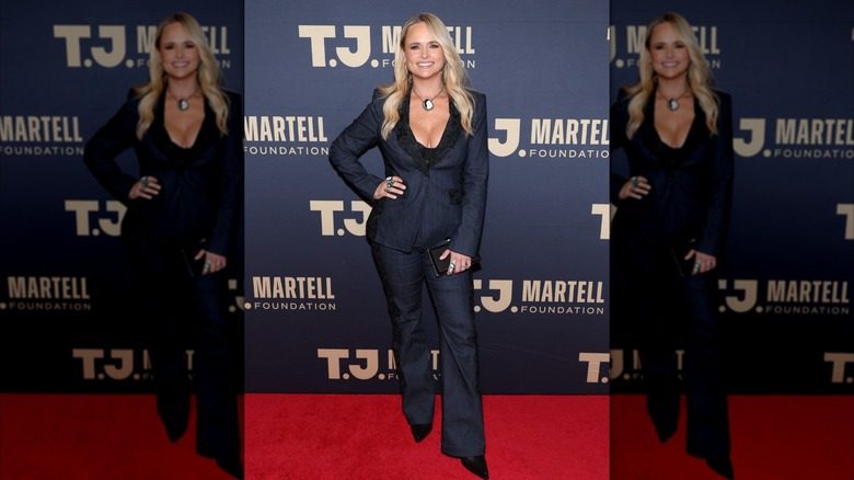 Miranda Lambert pose avec sa main sur sa hanche lors du 49e gala annuel des honneurs de la Fondation TJ Martell à New York