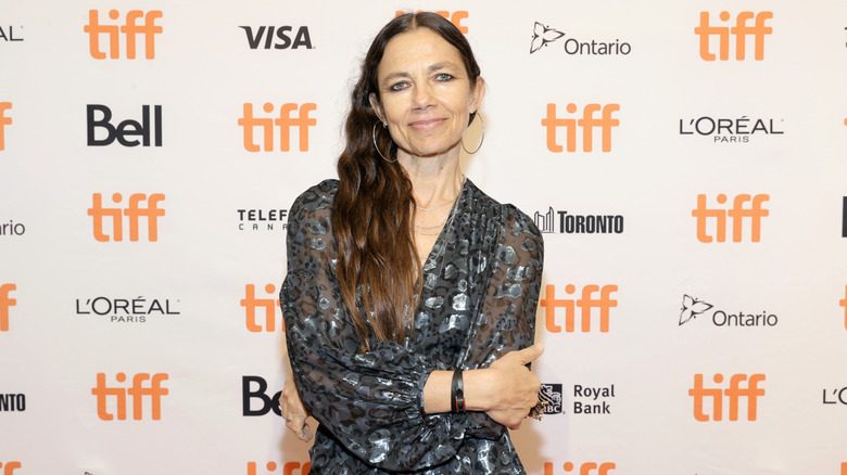 Justine Bateman posant dans une robe grise
