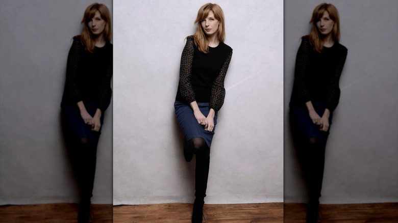 Kelly Reilly pose pour un portrait devant un fond blanc