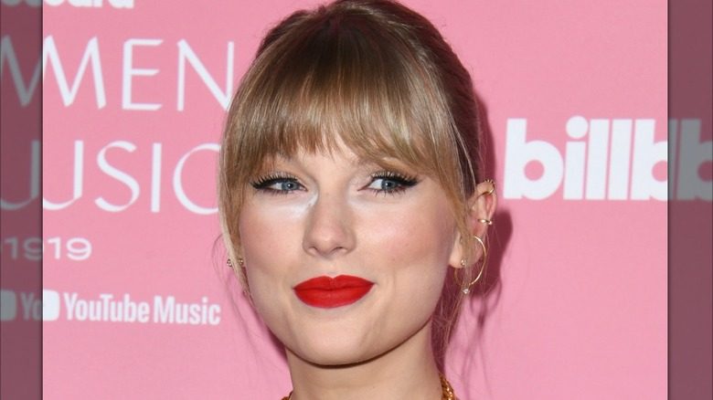 Taylor Swift avec du rouge à lèvres