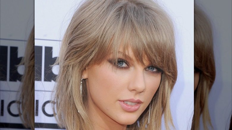Taylor Swift avec une coupe de cheveux au carré