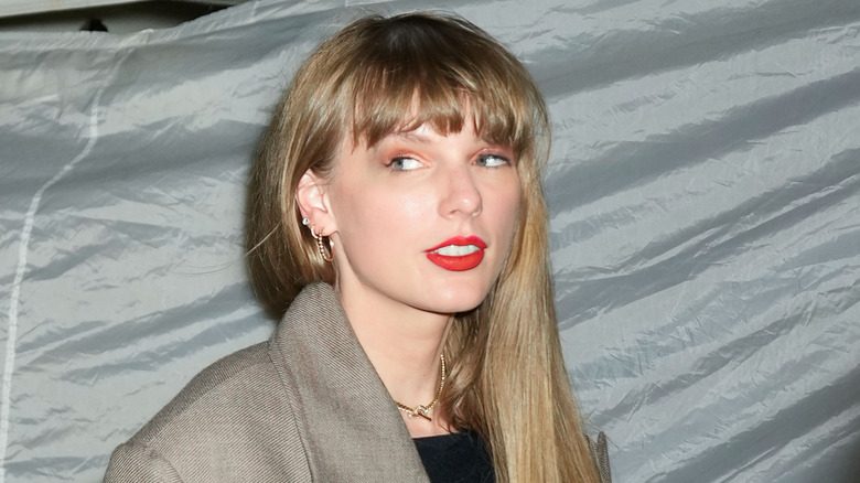 Taylor Swift porte un manteau gris