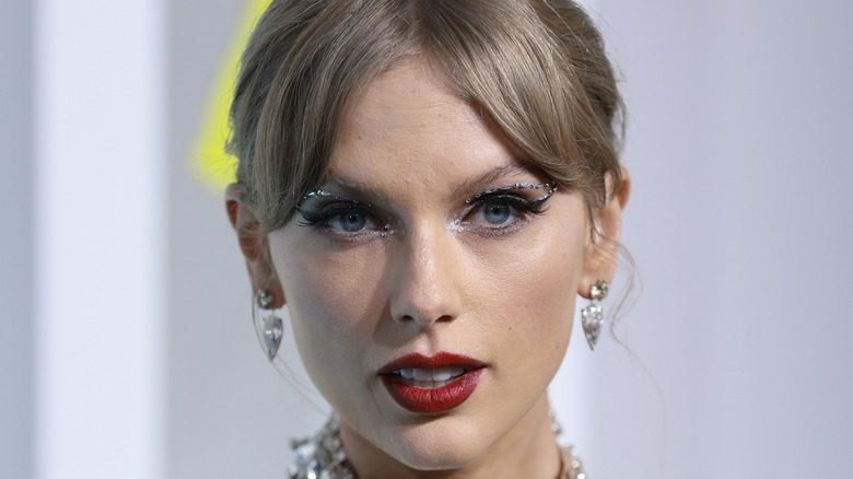 Taylor Swift avec un œil de chat orné de bijoux