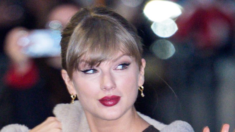 Taylor Swift avec du rouge à lèvres rouge