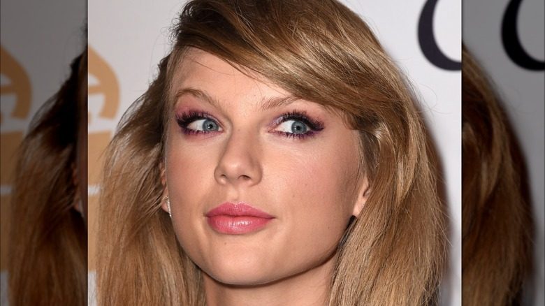 Taylor Swift avec une frange latérale