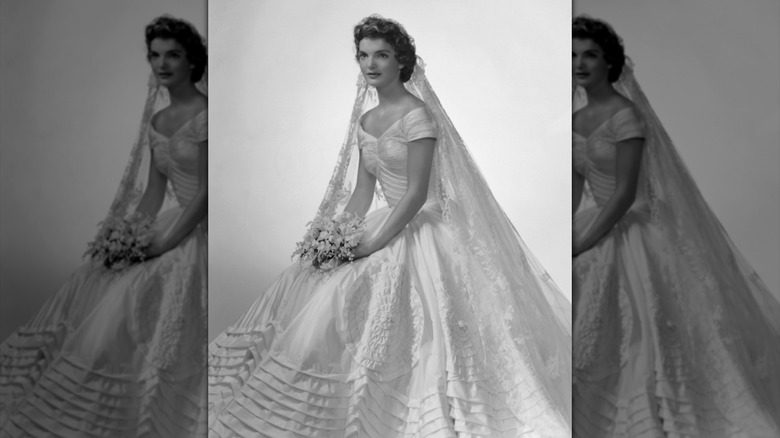 Jackie Kennedy posant dans sa robe de mariée en 1953