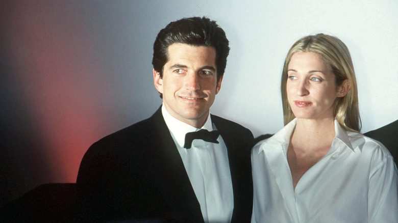 JFK Jr. et Carolyn Bessette Kennedy regardant sur le côté