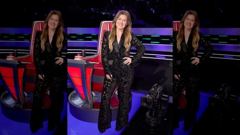 Kelly Clarkson porte une suite en dentelle noire 