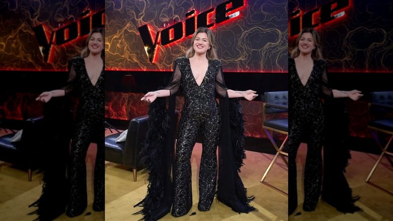 Kelly Clarkson porte une combinaison noire 