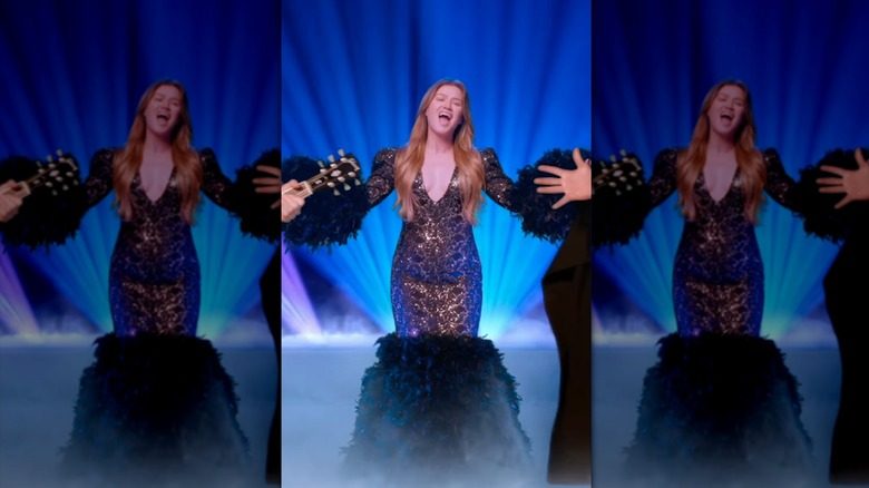 Kelly Clarkson porte une robe sirène spectaculaire 