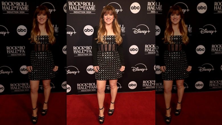 Kelly Clarkson dans une mini-robe noire scintillante sur le tapis rouge