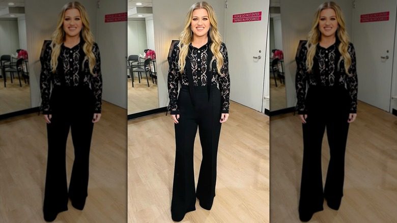 Kelly Clarkson dans un haut et un pantalon en dentelle noire