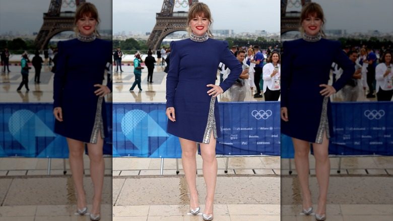 Kelly Clarkson dans une mini-robe bleue avec un ornement argenté