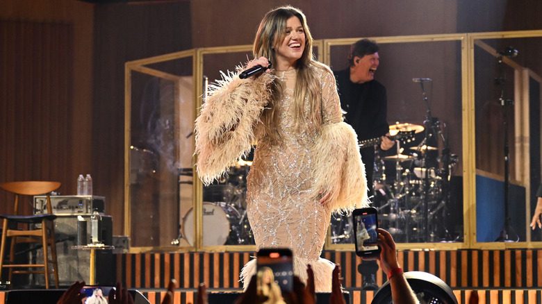 Kelly Clarkson dans une robe moulante beige