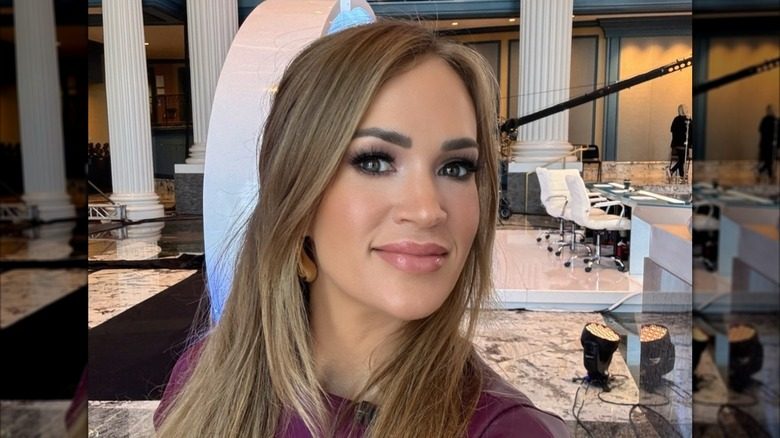 Carrie Underwood aux cheveux raides