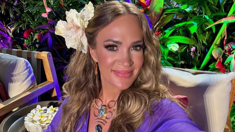 Carrie Underwood porte une robe violette