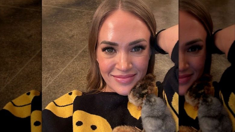 Carrie Underwood avec un pull happy face