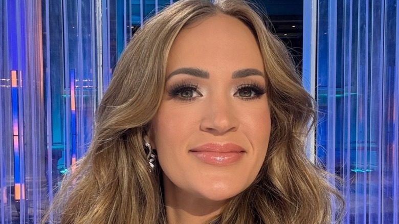 Carrie Underwood avec un brillant à lèvres rose