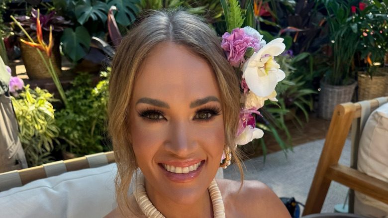 Carrie Underwood avec une fleur dans les cheveux
