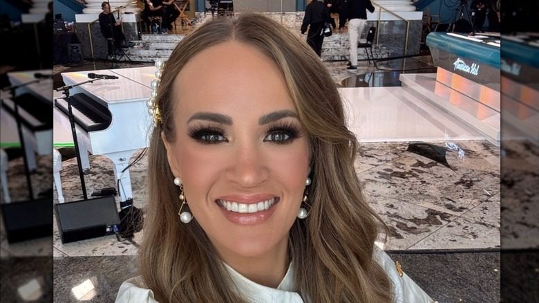 Carrie Underwood avec des boucles d'oreilles en perles