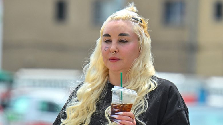 Amanda Bynes buvant du café