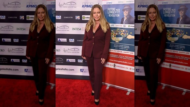 Kendra Wilkinson posant dans un costume merlot en mars 2026