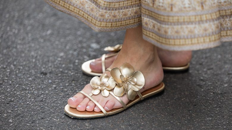 Sandales dorées A Guest avec de grands ornements floraux