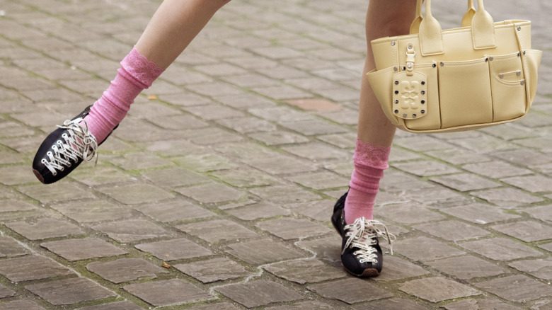 Un invité porte à l'extérieur de la présentation Ganni lors du deuxième jour de la Fashion Week de Paris - Vêtements pour femmes automne/hiver 2026/2027 le 3 mars 2026 à Paris, France
