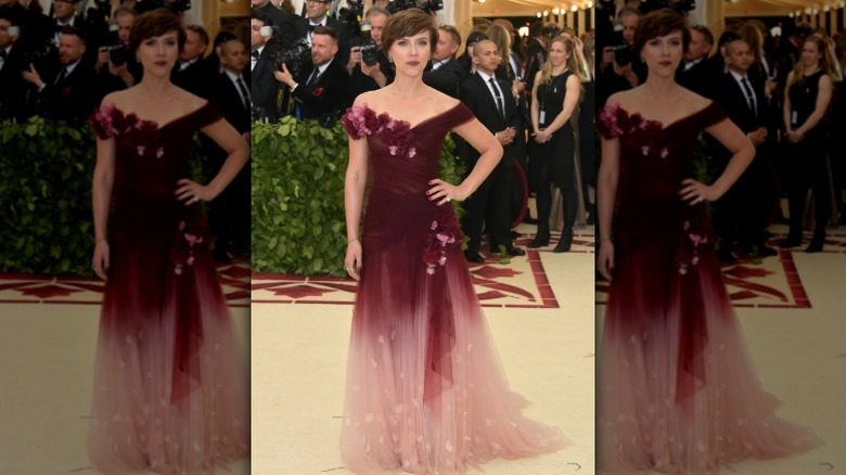 Scarlett Johansson pose au Met Gala 2018