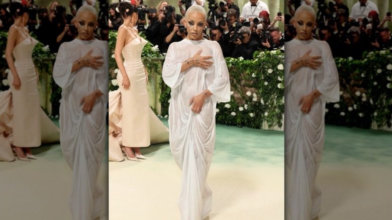 Doja Cat arrive au Met Gala 2024