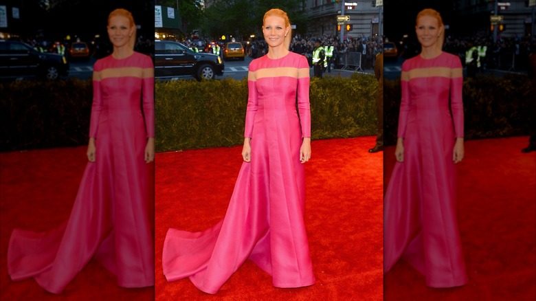 Gwyneth Paltrow pose sur le tapis rouge du Met Gala