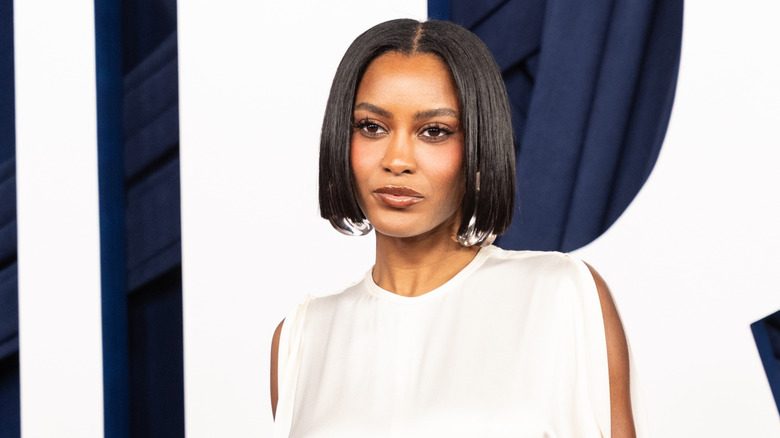 Ciara Miller posant avec un carré chic dans une robe blanche