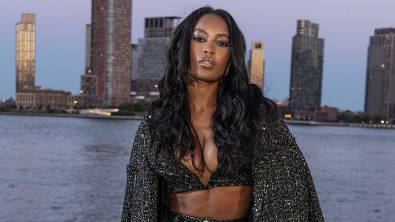 Ciara Miller posant avec des cheveux bouclés devant le fleuve Hudson