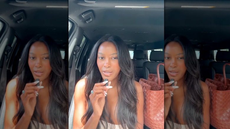 Ciara Miller parlant avec des cheveux naturellement ondulés dans la voiture