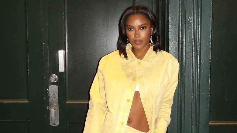 Ciara Miller posant avec un lob ondulé