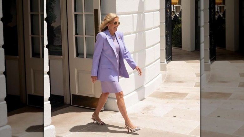 Jill Biden portant une robe et un blazer lavande