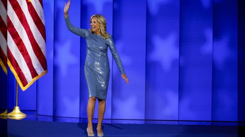 Jill Biden saluant la foule dans une robe bleu métallisé