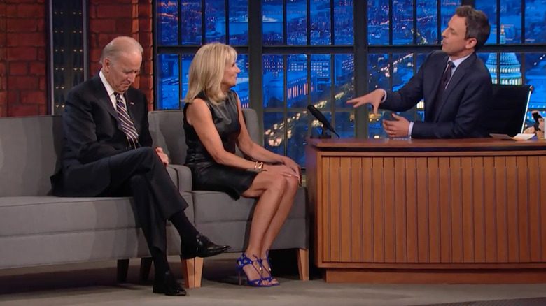 Joe Biden et Jill Biden assis sur un canapé interviewés pour un talk-show