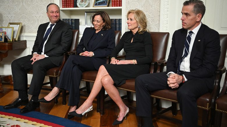 Jill Biden assise avec Kamala Harris et Doug Emhoff dans le bureau ovale