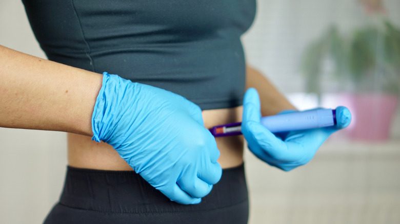 Femme s'injectant