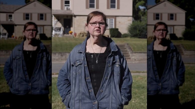 Tammy Slaton après une perte de poids portant une veste en jean et une chemise noire