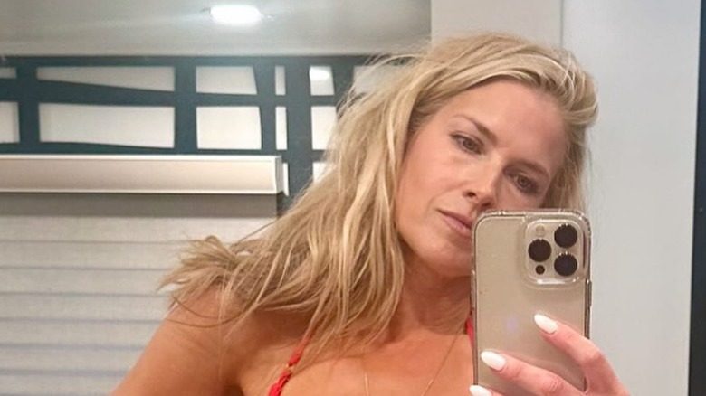 Ali Larter pose pour un selfie en bikini
