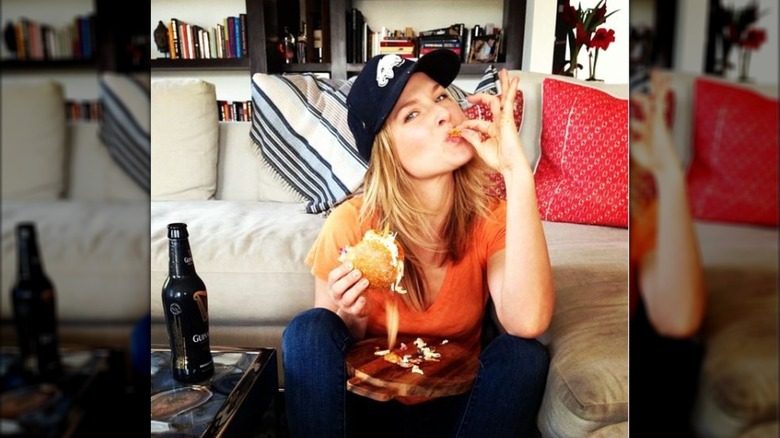 Ali Larter mange un slider de poulet Buffalo