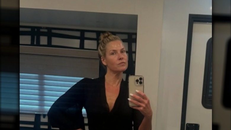 Ali Larter prend un selfie sur le tournage de Landman